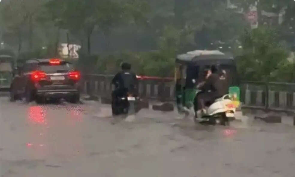 सूरत की एएनटीएम मार्केट में जलभराव, करोड़ों का माल बचाने के लिए जूझ रहे व्यापारी
