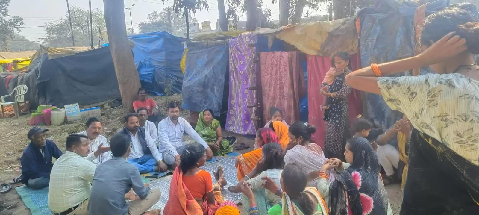 रेलवे परियोजना से प्रभावित परिवारों से मिले कांग्रेसी पार्षद, पुनर्वास न होने पर जताई कड़ी आपत्ति