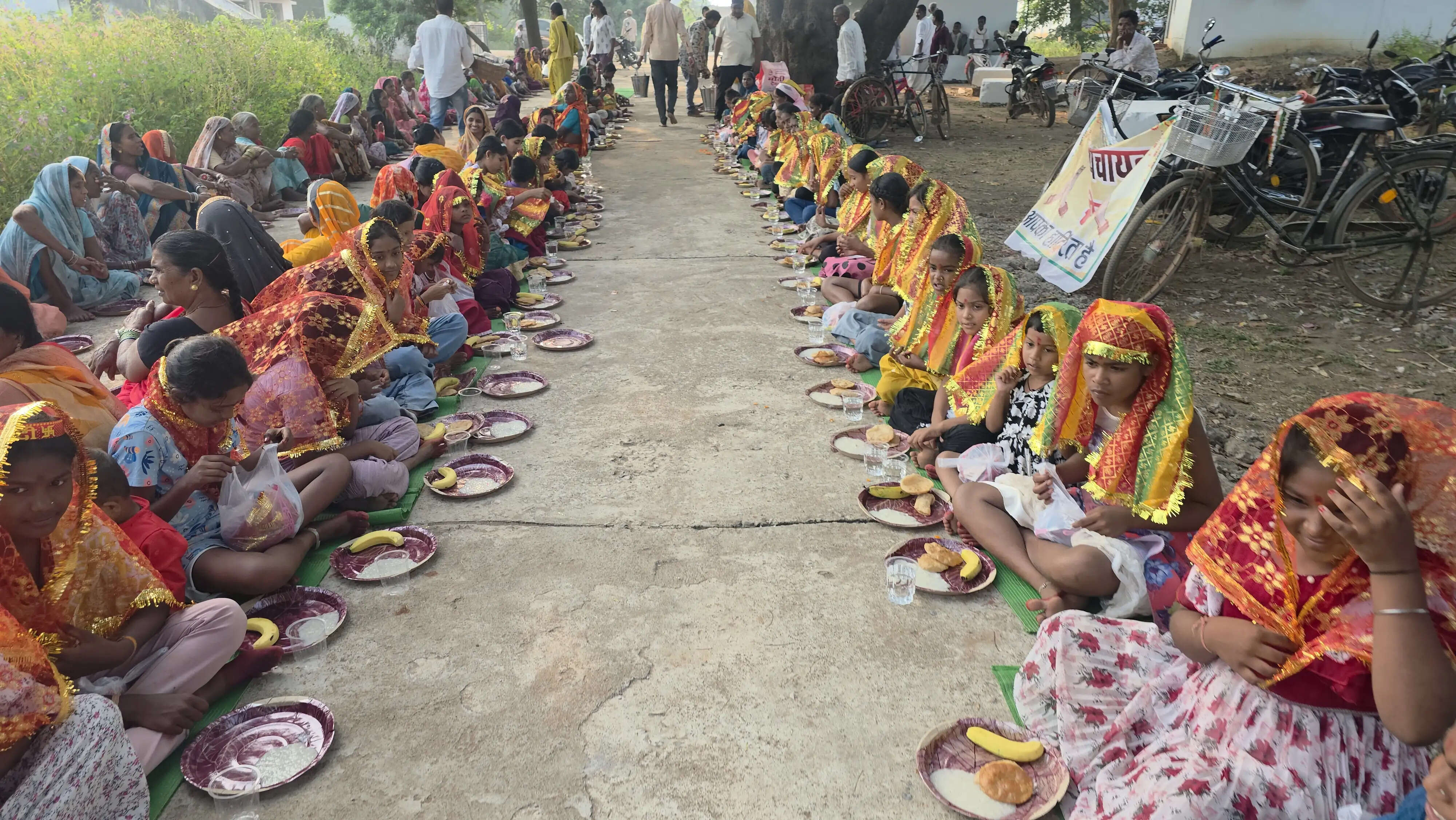 बालिकाओं को भोजन कराकर भेंट की उपयोगी सामग्री, कन्या पूजन पर ग्राम पंचायत सोरम की पहल