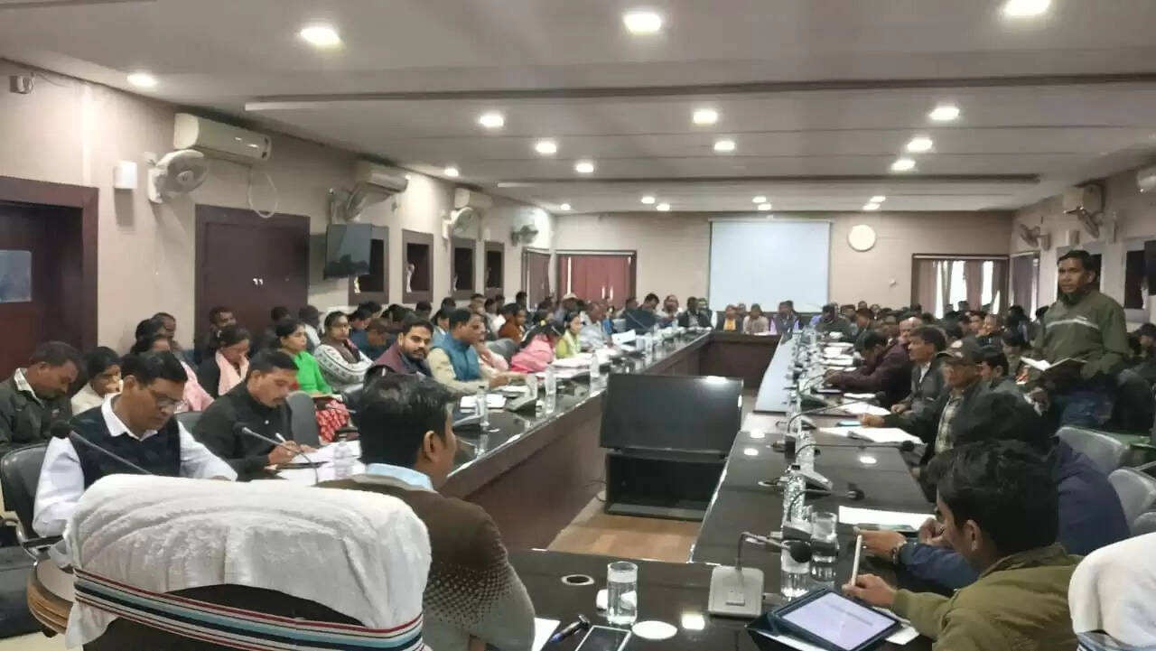 कोरबा : सीईओ ने पीएम आवास योजना में शून्य प्रगति पर नाै कर्मचारियों के वेतन आहरण रोकने के दिए निर्देश