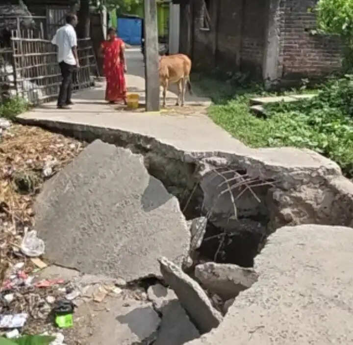 पौआखाली में टूटी सड़क बनी परेशानी का कारण, दो वार्डों के लोगों की बढ़ी मुश्किलें