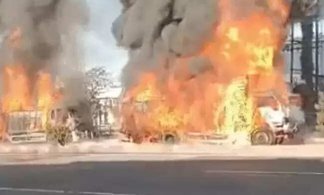 इंदौरः मुंबई-आगरा फोरलेन पर दो ट्रकों में लगी आग, सड़क पर लगा लंबा जाम