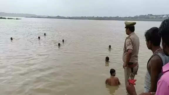 केन नदी में अज्ञात युवक का शव मिला, पुलिस जांच में जुटी