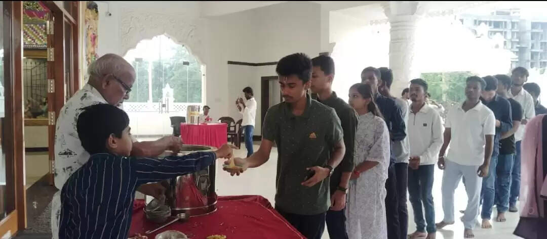 राधा कृष्ण मंदिर में श्रद्धालुओं में बंटा खिचड़ी का महाभोग