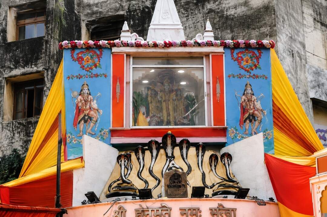 कानपुर : नाग पंचमी पर खेरेश्वर मंदिर में नागों का विशेष श्रृंगार, दूर-दूर से पहुंचे सपेरे