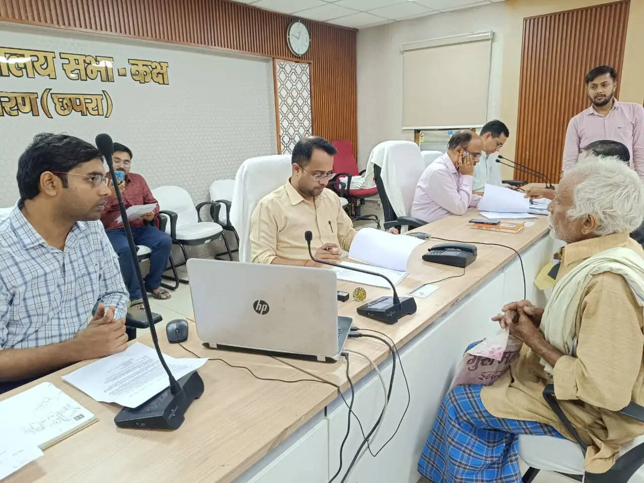 जनता दरबार में जिलाधिकारी ने सुनी 59 फरियादियों की समस्याएं