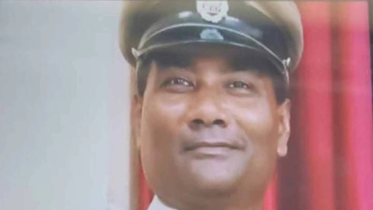 हाबरा थाने की पुलिस बैरक में सब-इंस्पेक्टर का शव फंदे से लटका मिला, मौत को लेकर रहस्य
