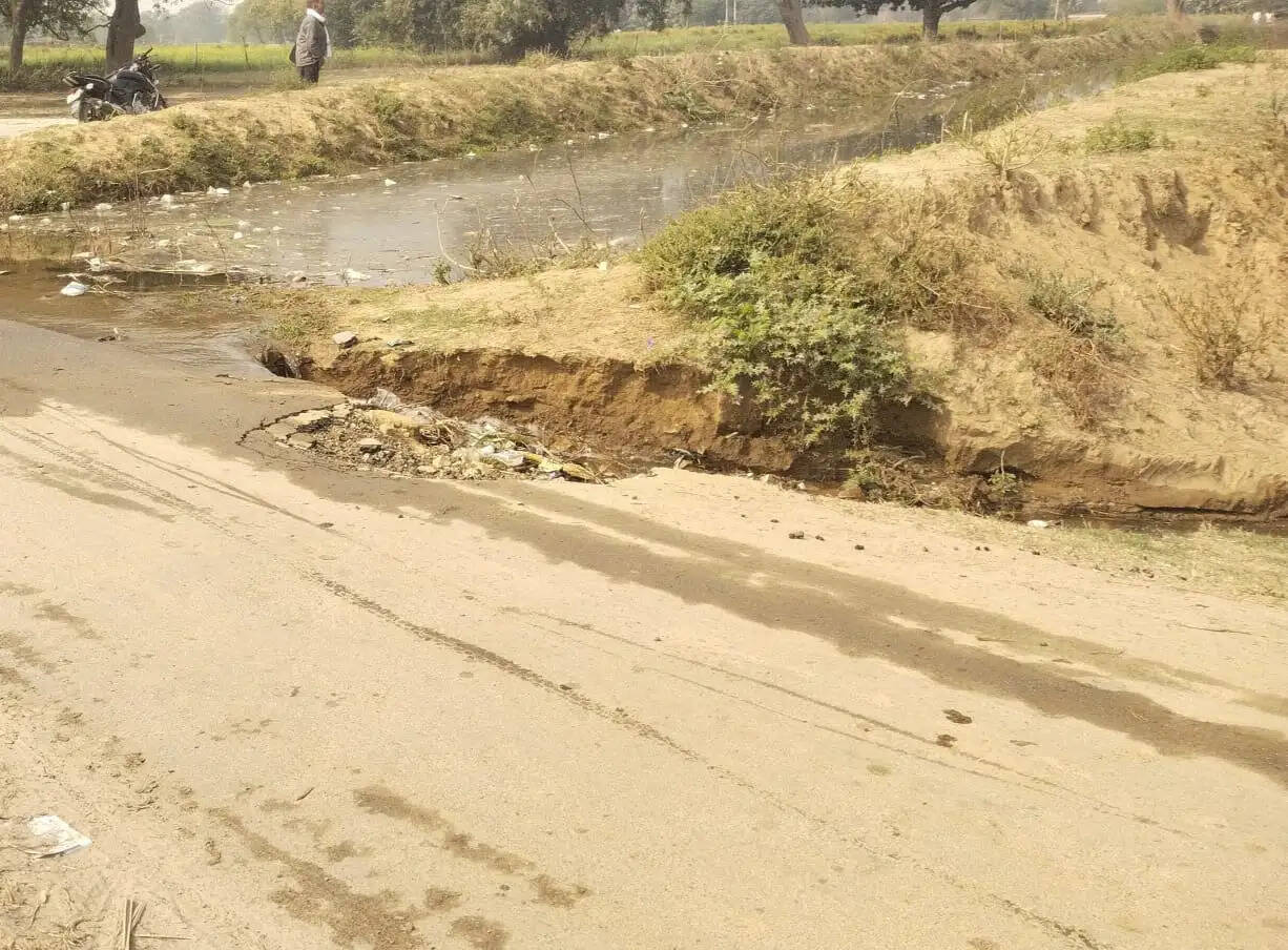 नहर का तटबंध टूटा, खेतों में भरा पानी