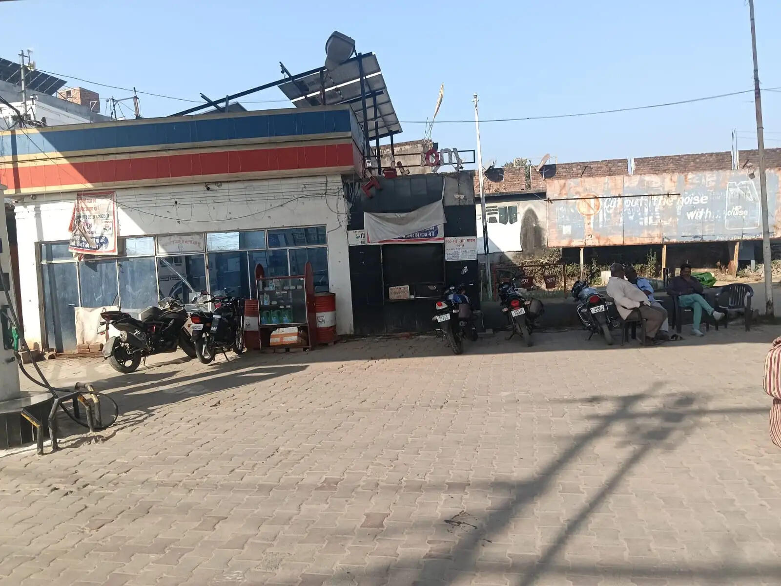 देवरिया में पेट्रोल पंप संचालकाें ने की दो घंटे की सांकेतिक हड़ताल