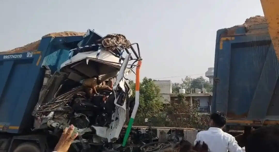 खड़े डंपर में पीछे से आए तेज रफ्तार डंपर ने मारी टक्कर, दो भाइयों की मौत