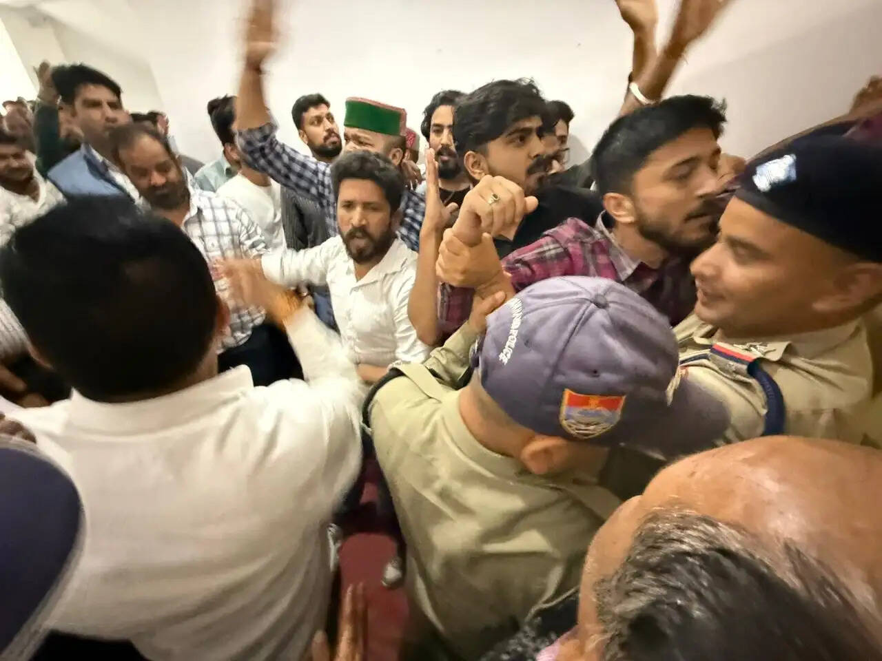 कांग्रेस ने सतपाल महाराज के खिलाफ किया प्रदर्शन