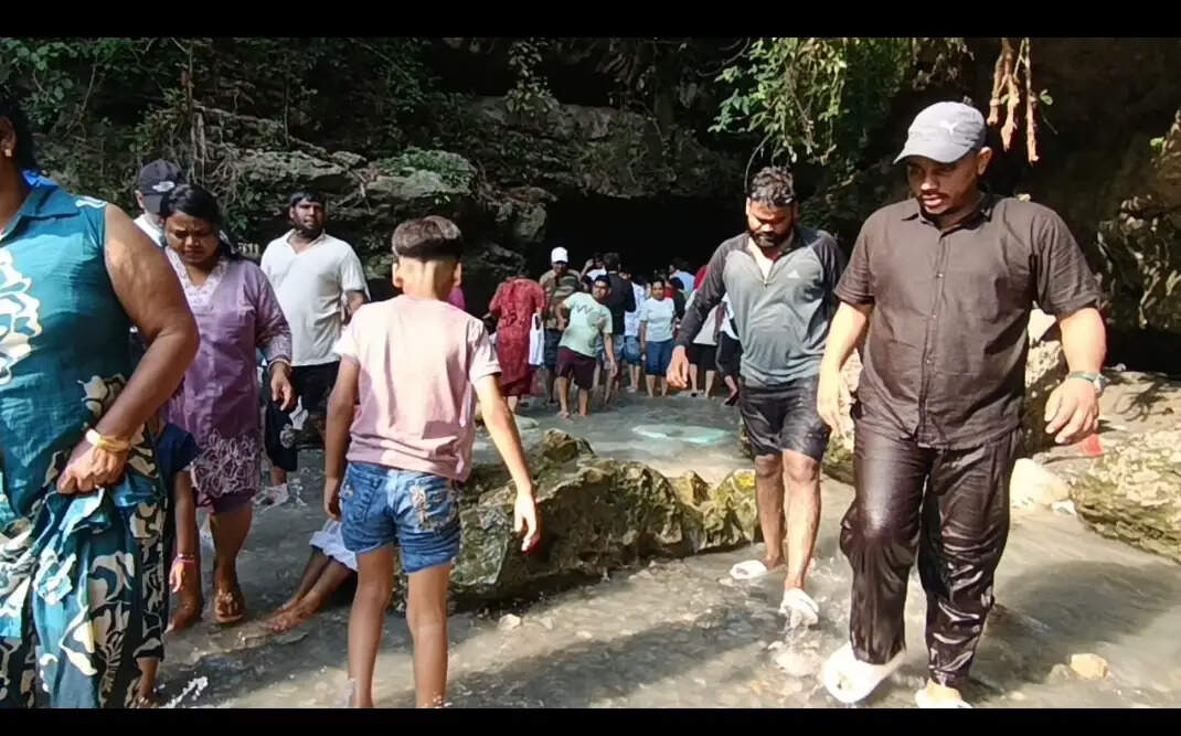 भीषण गर्मी में गुचुपानी में उमड़ रही पर्यटकों की भीड़