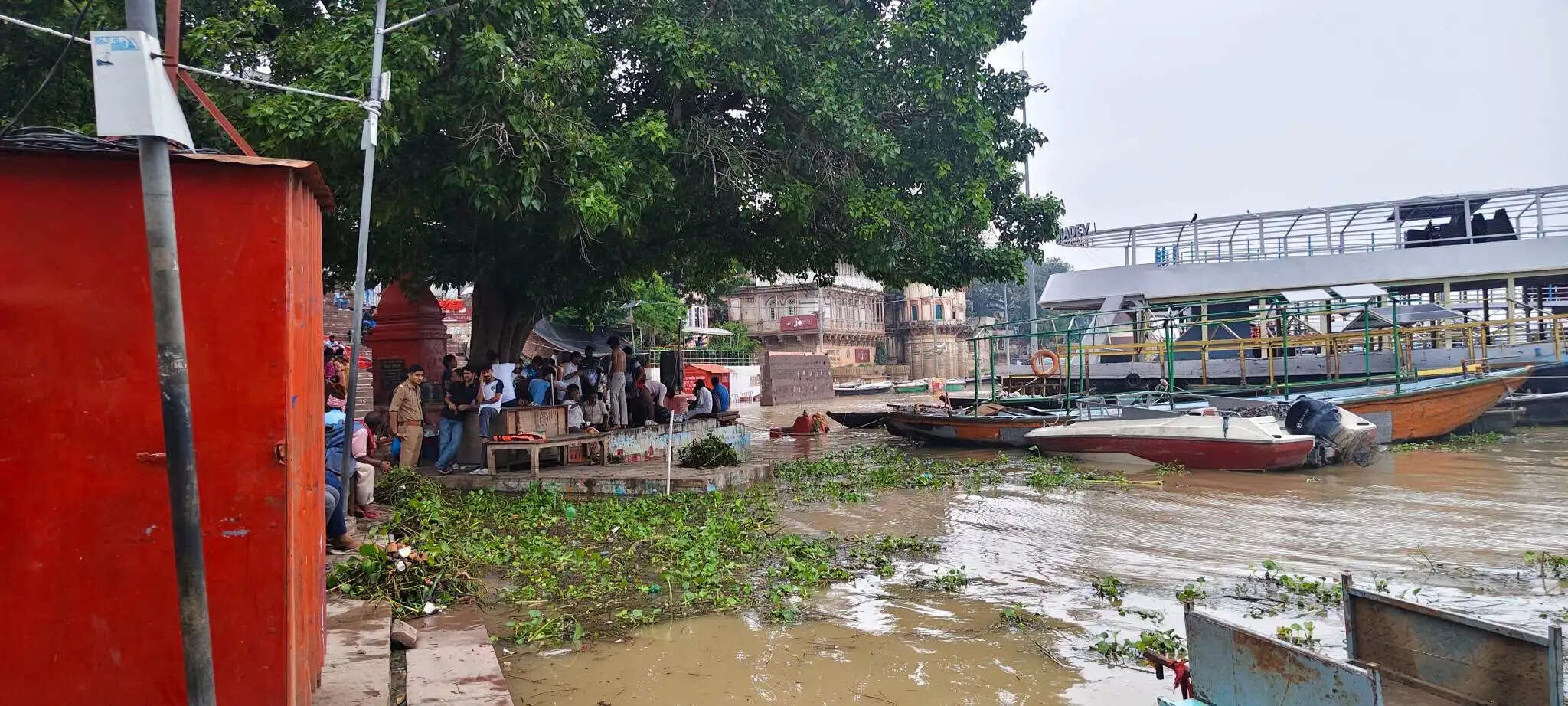 गंगा के बढ़ते जलस्तर से वाराणसी के घाटों की रौनक फीकी, शीतला मंदिर का गर्भगृह डूबा