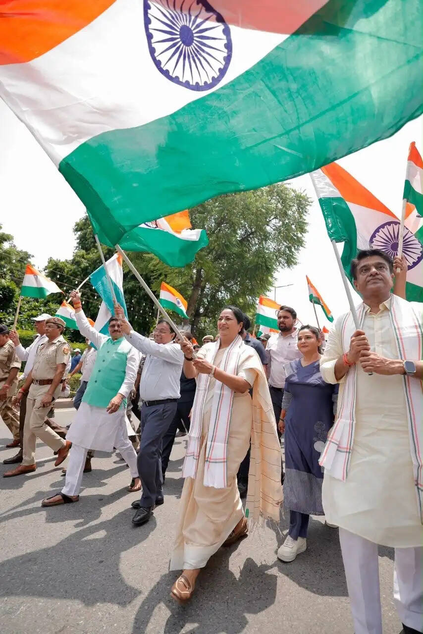 (लीड) तिरंगा यात्रा को मुख्यमंत्री ने दिखाई हरी झंडी, देशभक्ति के रंग में रंगा कनॉट प्लेस