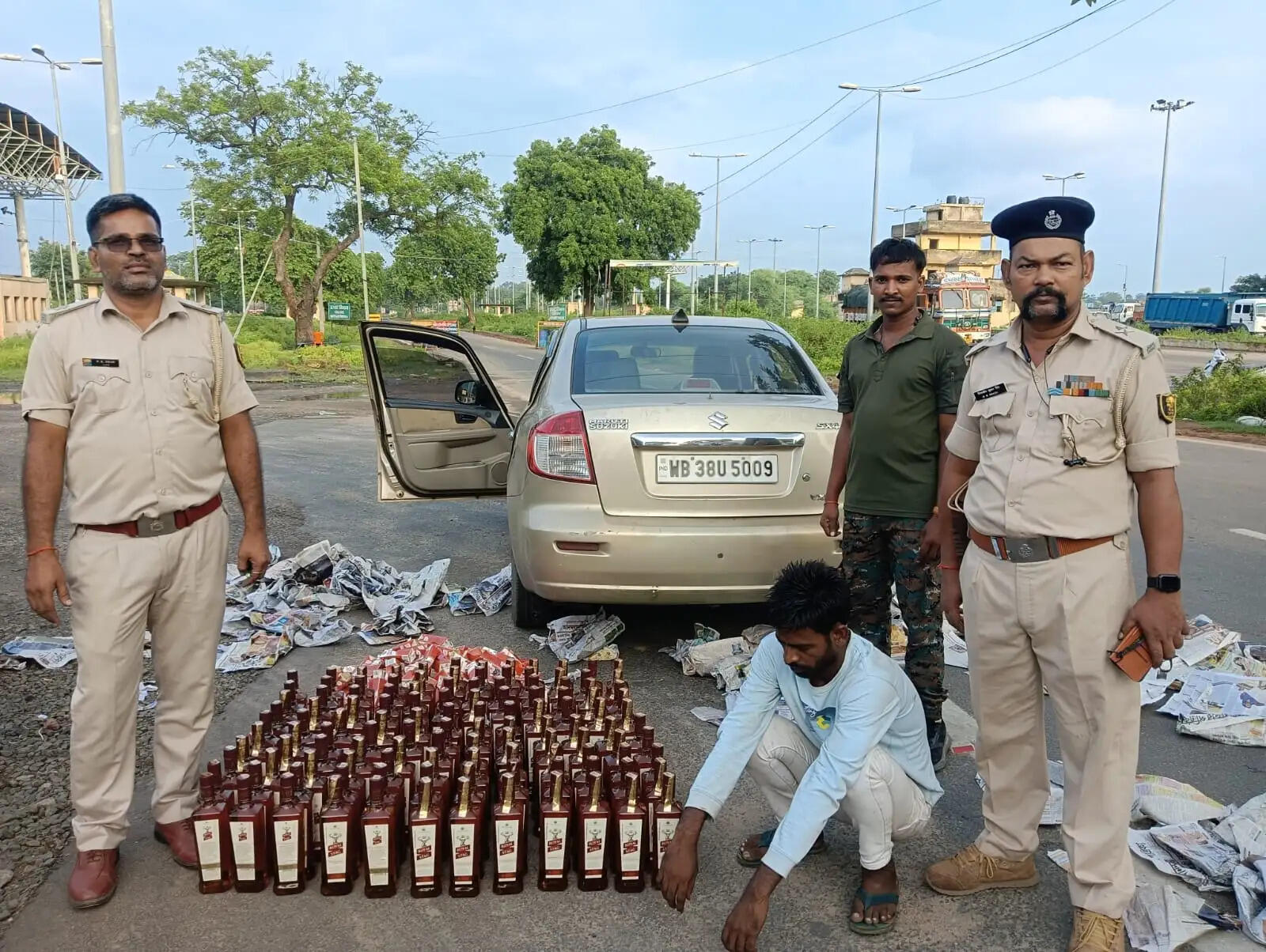 नवादा में कार से अंग्रेजी शराब बरामद, तस्कर गिरफ्तार