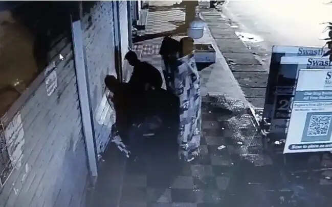 टोटो से आए बदमाशों&nbsp;ने दवा दुकान में लगाया सेंध,&nbsp;सीसीटीवी&nbsp;में कैद पूरी वारदात