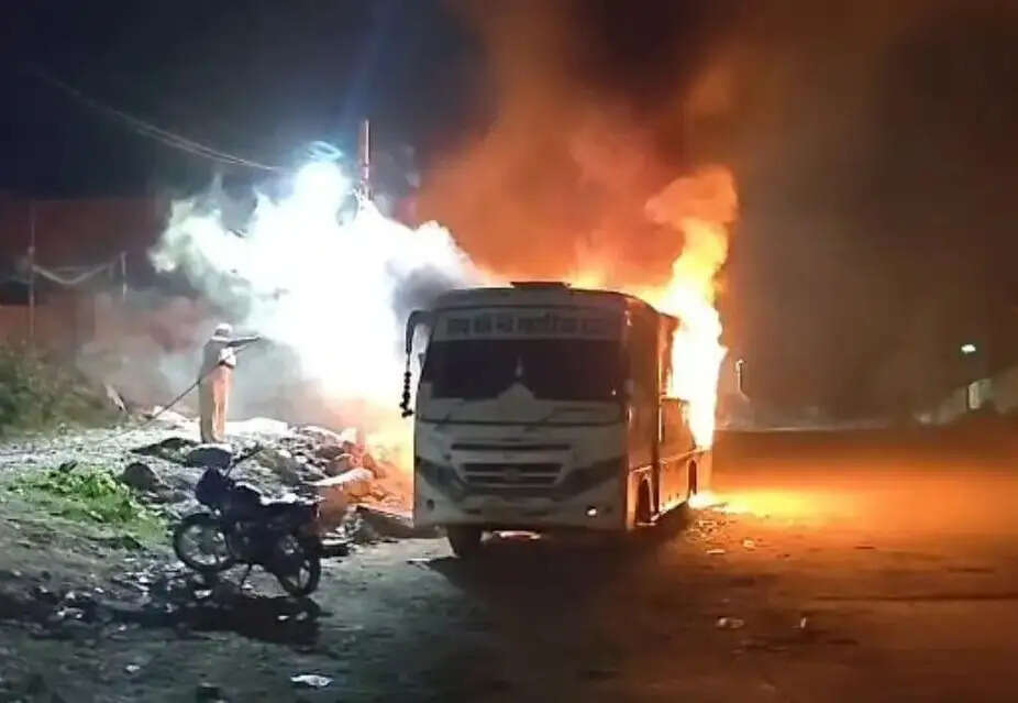 मानजी का हत्था क्षेत्र में बस जलाने का मुख्य आरोपी गिरफ्तार
