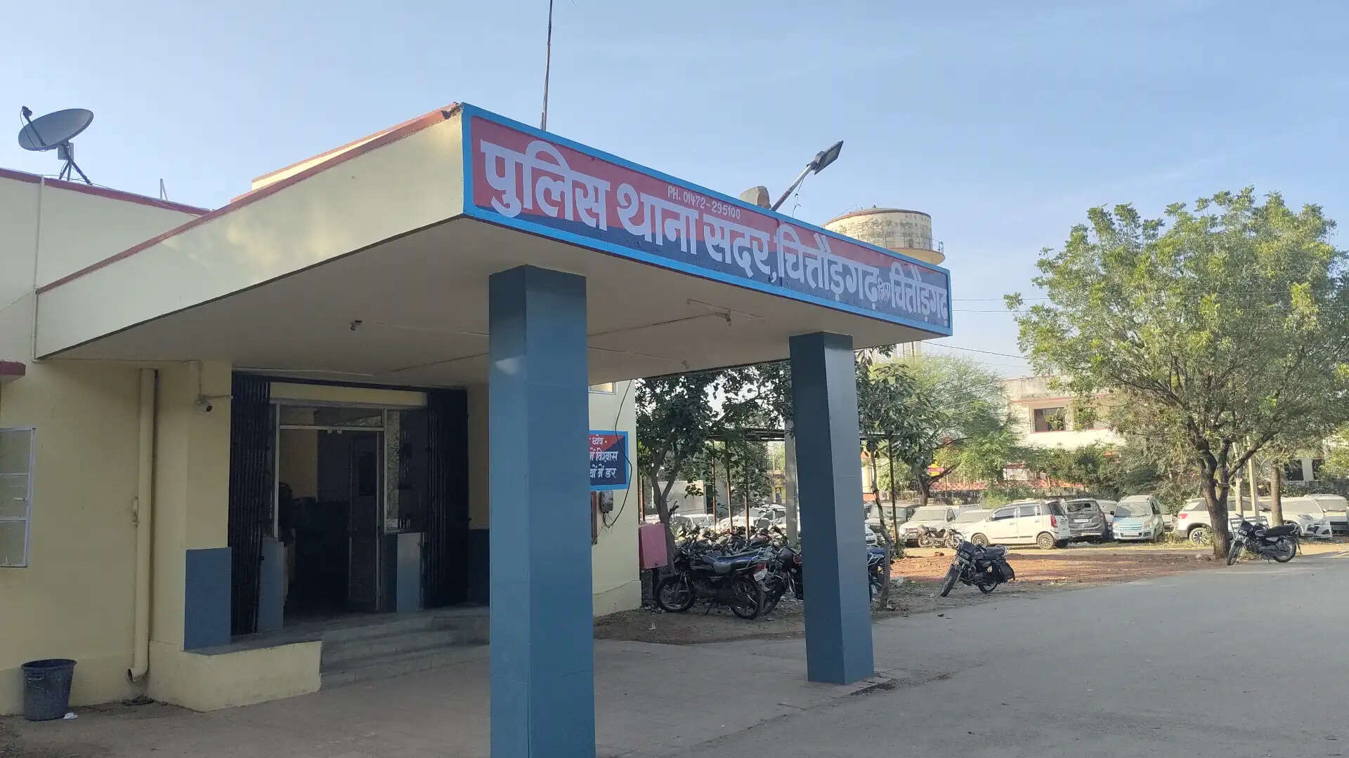 पंद्रह सौ रुपए थमा प्रसाद बांटने के बहाने वृद्ध से सोने की अंगूठी ठग कर भागे बदमाश