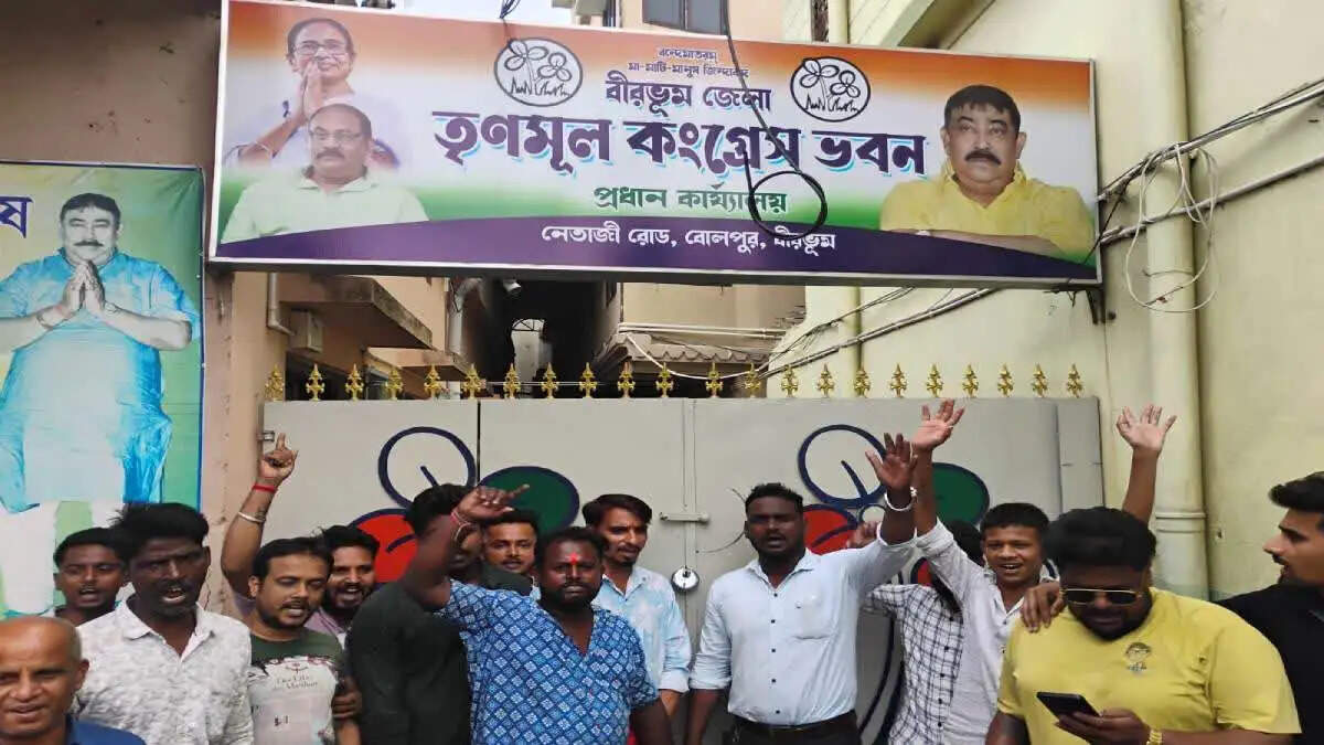 अनुब्रत मंडल के कार्यालय पर ताला, स्थानीय लोगों का प्रदर्शन