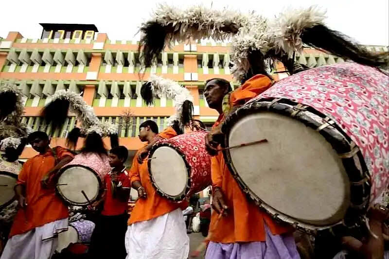 पूजा में डीजे की जगह ढाक की बढ़ी मांग, कलाकारों को राहत