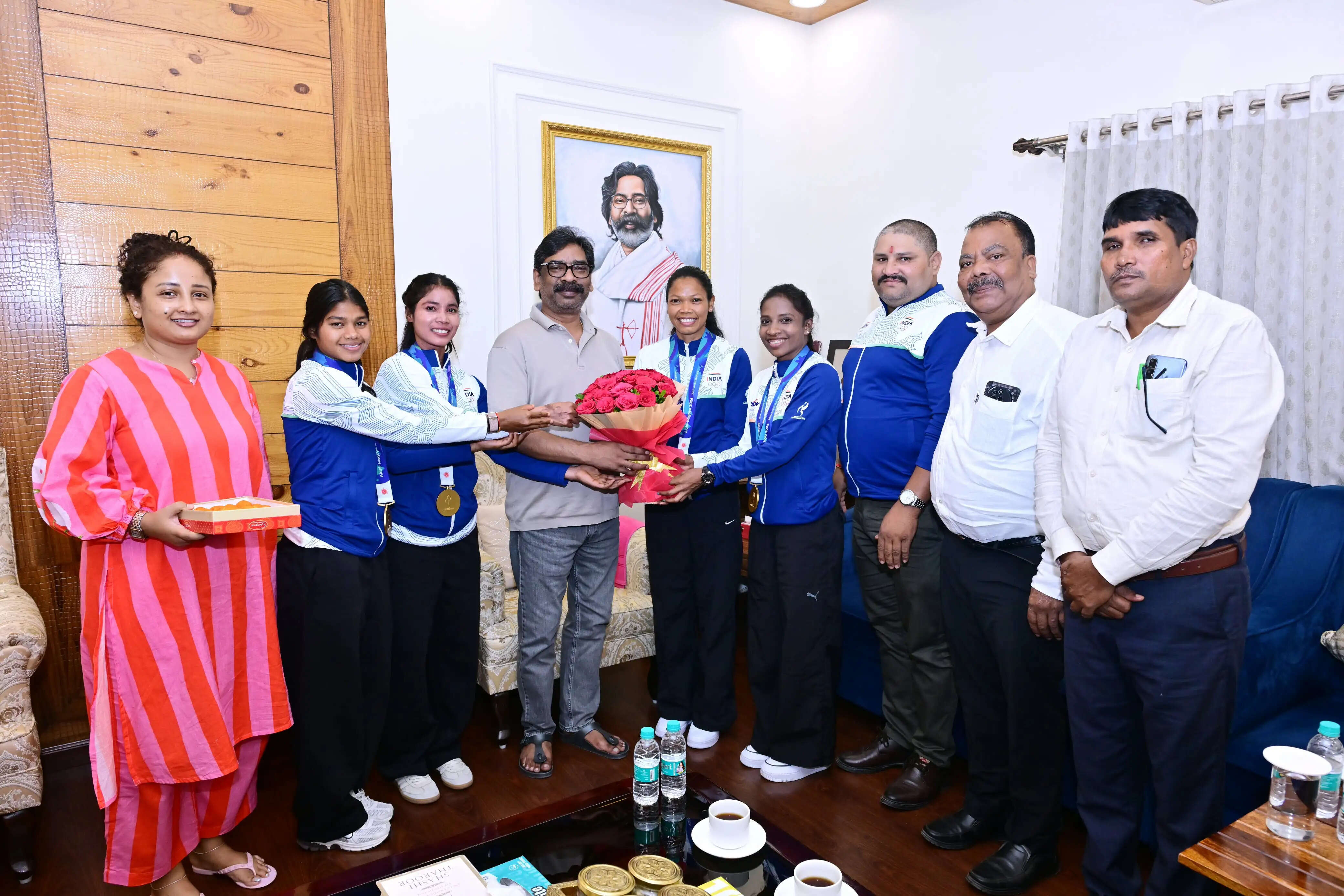 एशियाई खेलों में स्वर्ण पदक जीतने वाली झारखंड की हॉकी खिलाड़ियों ने की मुख्यमंत्री हेमंत सोरेन से मुलाकात