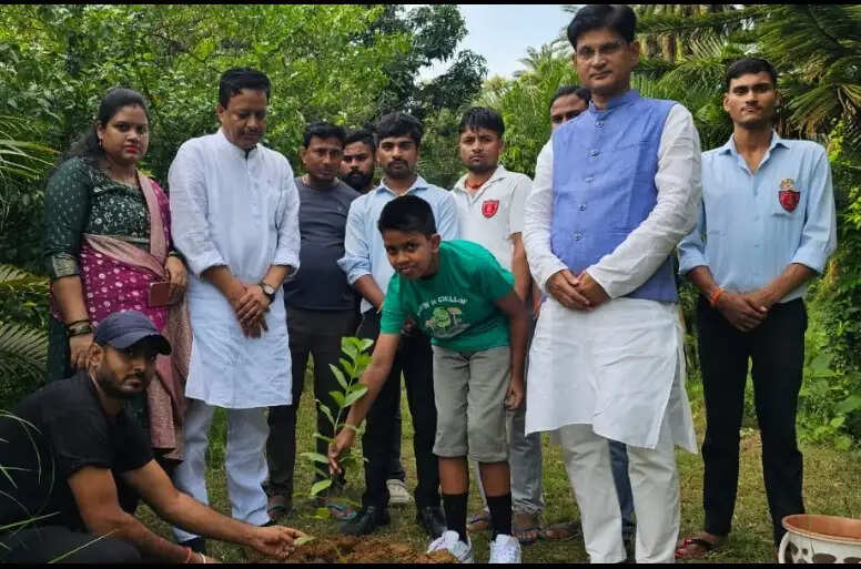 फलदार वृक्षों से संवरेगा पर्यावरण: डॉ. चक्रपाणि हिमांशु