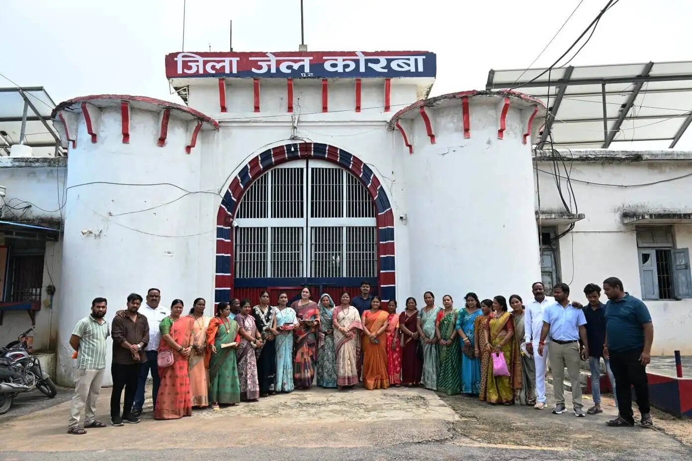 कोरबा जिला जेल में महापौर और महिला पार्षदों ने कैदियों को बांधी राखी, अच्छे आचरण का लिया वचन