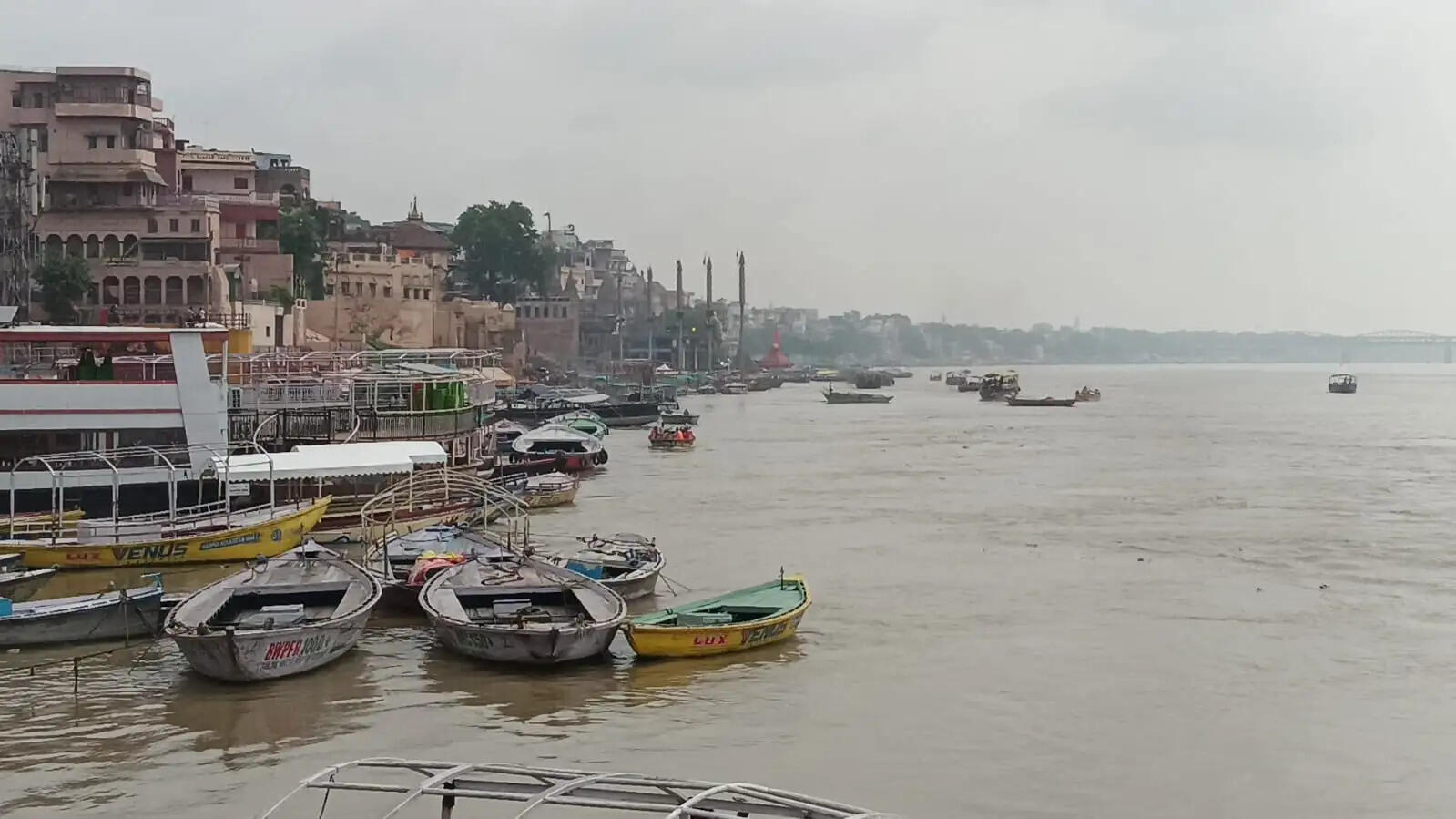 पूर्वांचल में नदियां उफान पर, वाराणसी समेत कई जिलों में बढ़ा गंगा का जलस्तर,घाटों पर बढ़ी सतर्कता