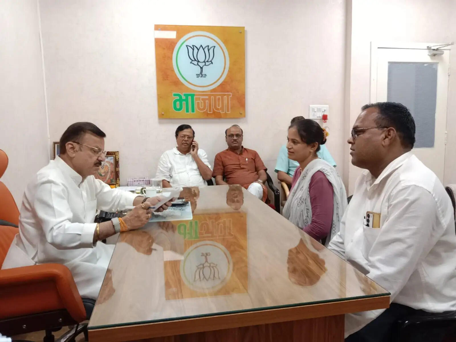 भाजपा प्रदेश कार्यालय पहुंचे मंत्री राव उदय प्रताप सिंह और दिलीप जायसवाल, कार्यकर्ताओं से मिलकर सुनीं जनसमस्याएं