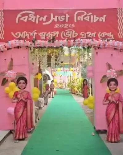 कृष्णानगर में मतदाताओं के आकर्षण का केंद्र बना 'मॉडल बूथ'