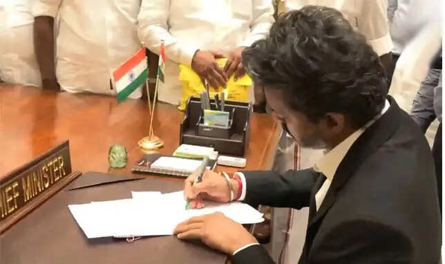 जोसेफ विजय की पहली घोषणा- तमिलनाडु में हर घर को 200 यूनिट बिजली मुफ्त