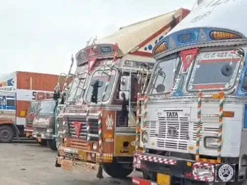 (अपडेट)&nbsp;वीएलटीडी और ई-डिटेक्शन चालान के विरोध में राजस्थान के ट्रांसपोर्टरों की अनिश्चितकालीन हड़ताल