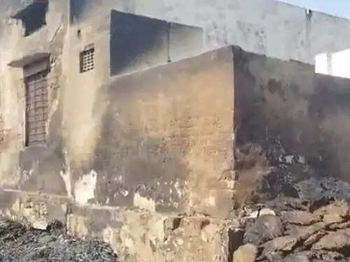 भरतपुर के गिरधरपुरा गांव में भीषण आग, 25 मकान और सरकारी स्कूल चपेट में