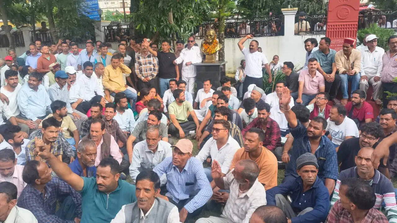 जिला योजना में अनदेखी पर यमुनोत्री विधायक का हल्ला&nbsp;बाेल,&nbsp;जिला&nbsp;कार्यालय&nbsp;घेरा
