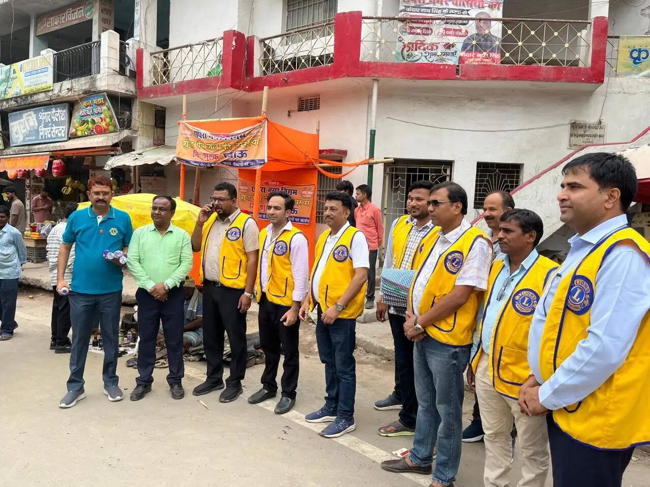 मजदूर दिवस पर स्वयंसेवी संस्था ने किया गमछा वितरण