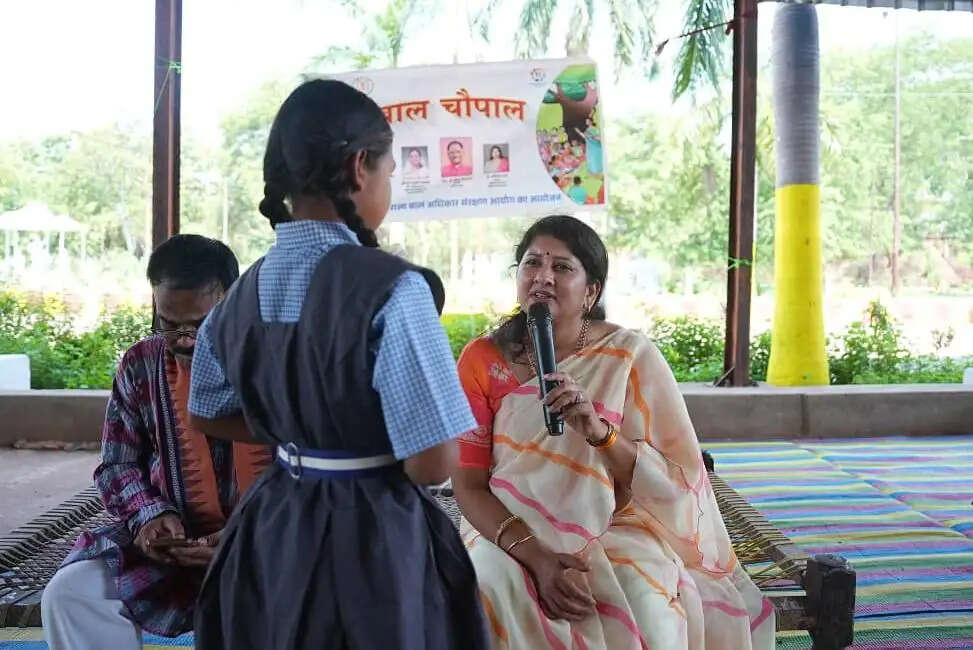 सारंगढ़-बिलाईगढ़ : सपेरा बस्ती में बाल अधिकार संरक्षण आयोग की अध्यक्ष डॉ. वर्णिका शर्मा ने बच्चों को किया जागरूक