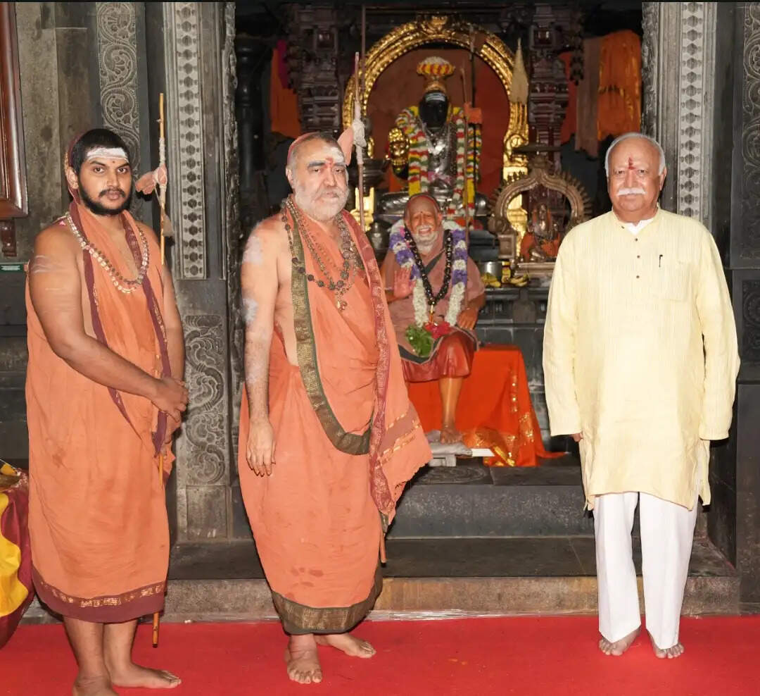 कांची की आध्यात्मिक भूमि से विश्व कल्याण का संदेश, आचार्यों से मिले संघ प्रमुख मोहन भागवत