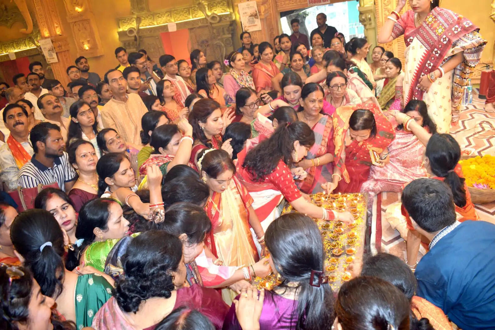 प्रयागराज के बाई का बाग दुर्गा पूजा बारवारी में विशेष मुहूर्त में हुई संधि पूजा