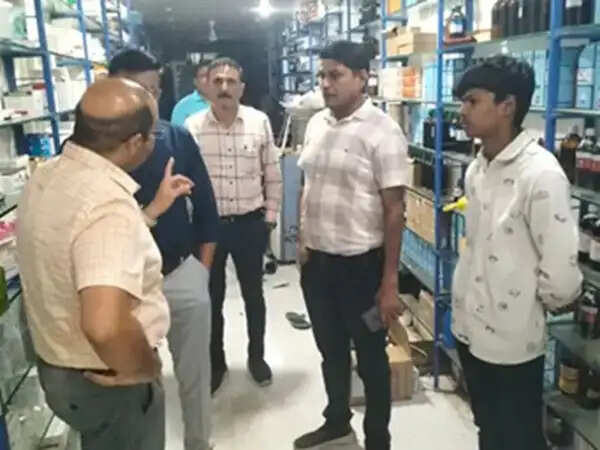 उज्जैन में सोशल मीडिया पर इलाज करने वाले डॉक्टर का अस्पताल सील, 8 क्लिनिक पर भी हुई कार्रवाई