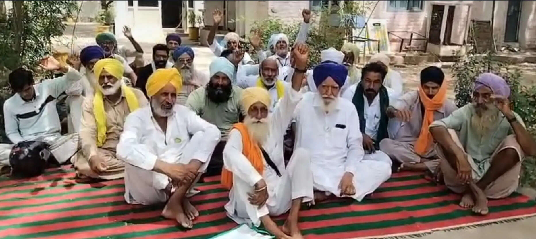 सिरसा: किसान संगठनों ने बिजली निगम कार्यालय में लगाया धरना