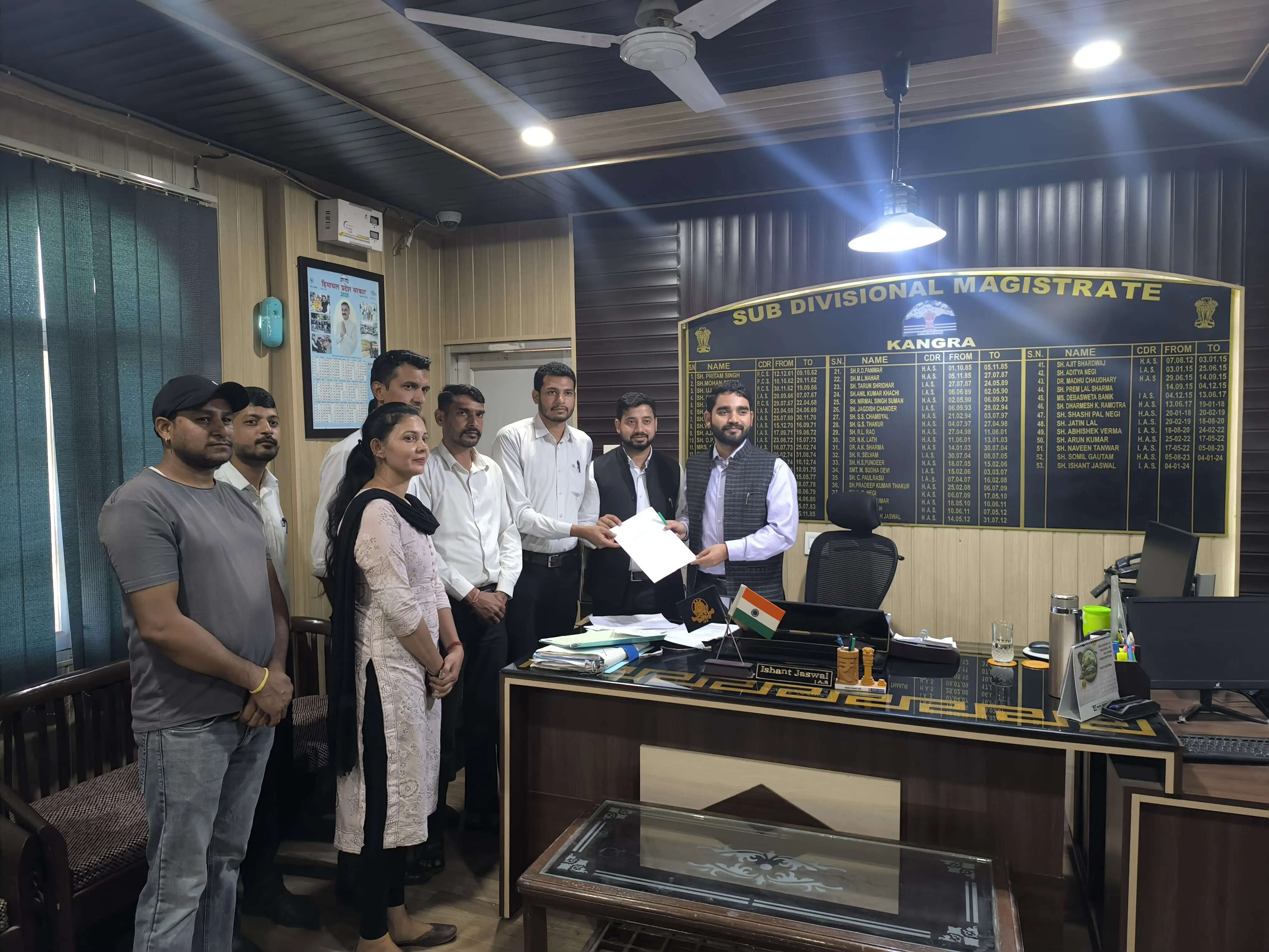 कांगड़ा–दौलतपुर टनल सड़क की बदहाल स्थिति को लेकर अधिवक्ताओं ने एसडीएम कांगड़ा को सौंपा ज्ञापन