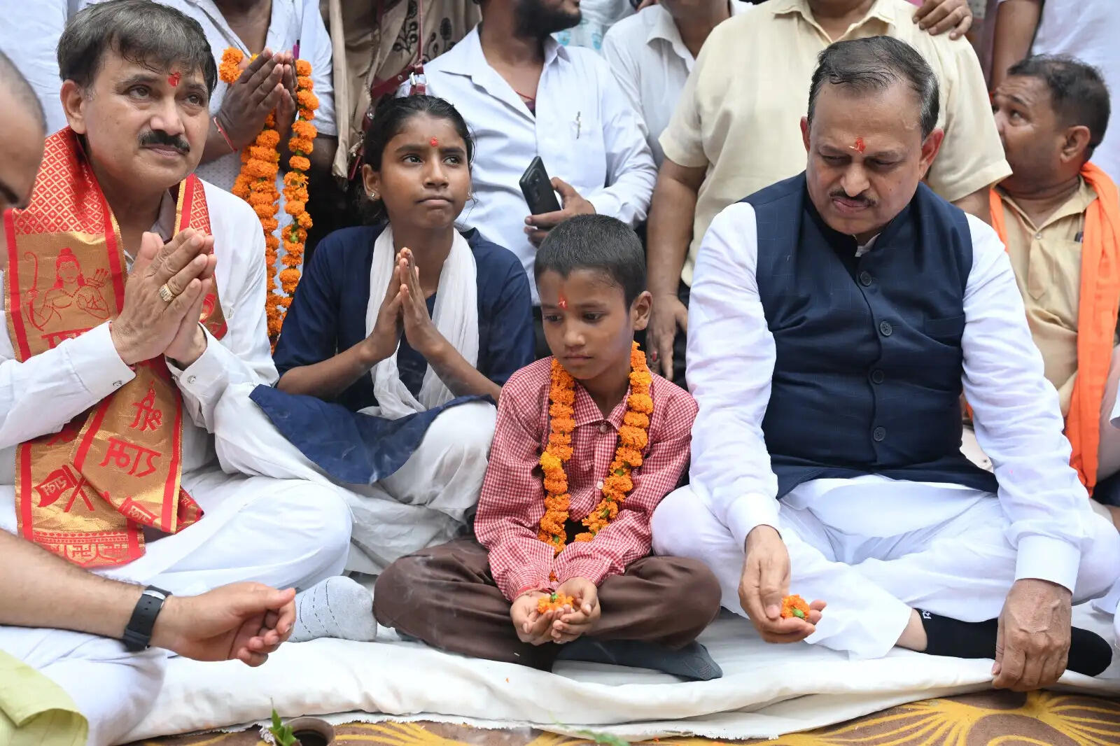 सांसद ने कहा- बच्चे ही देश का भविष्य, पहली कक्षा के छात्र से कराया स्मार्ट क्लास का शिलान्यास