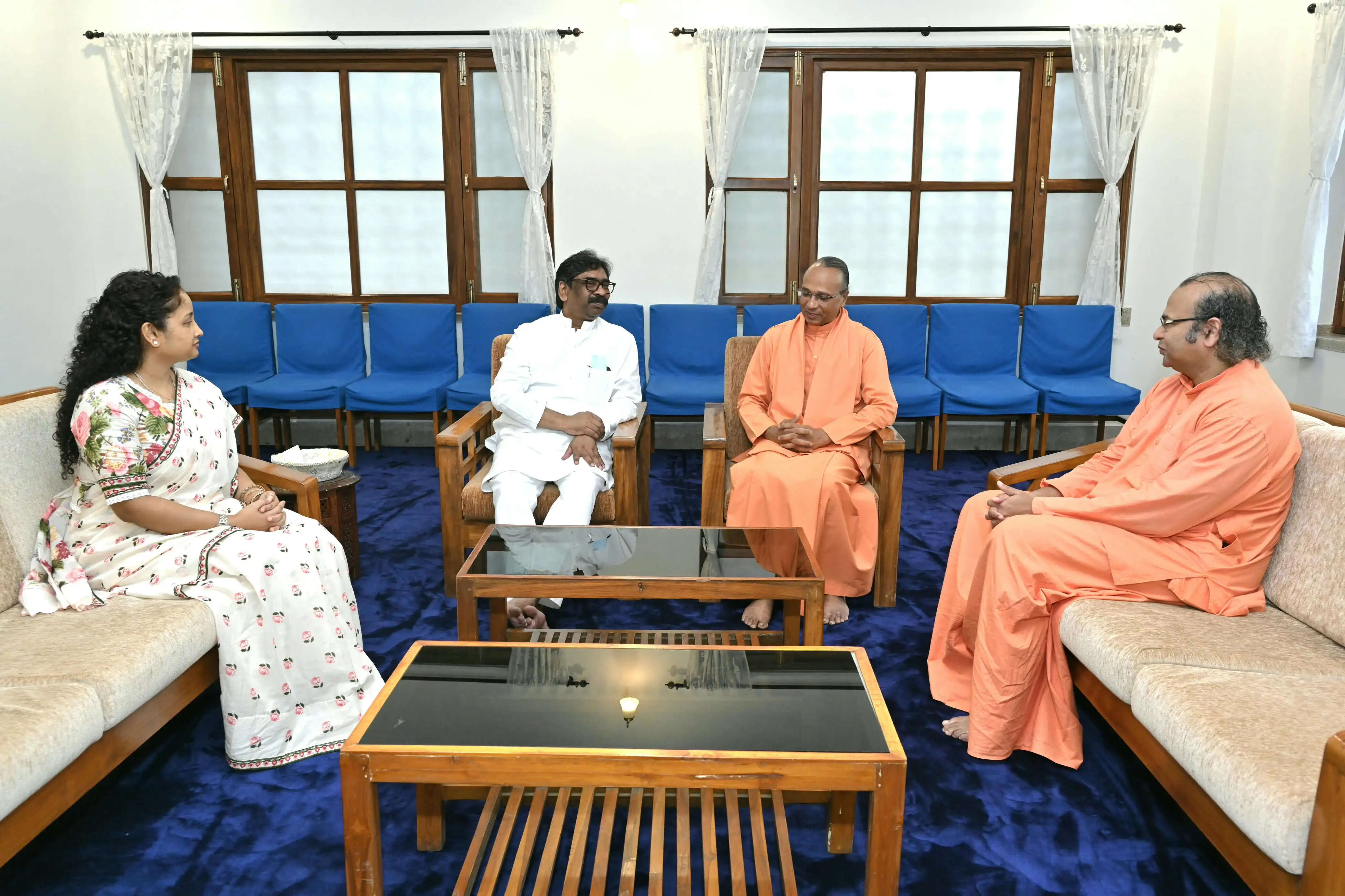 मुख्यमंत्री ने योगदा सत्संग आश्रम का किया भ्रमण, स्वामी निर्मलानंद से की मुलाकात