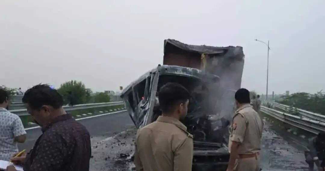 बुंदेलखंड एक्सप्रेस-वे पर दो डंपरों की भिड़ंत के बाद लगी आग, चालक घायल
