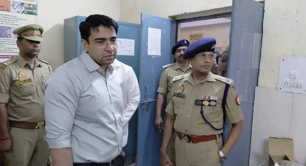 जिलाधिकारी ने एसपी के साथ सीएचसी मुरसान का औचक निरीक्षण, डॉक्टर के न मिलने पर जताई नाराजगी