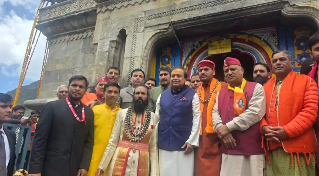 बदरीनाथ-केदारनाथ धाम पहुंचे मुकेश अंबानी, बीकेटीसी को 10 करोड़ रुपये का दिया दान
