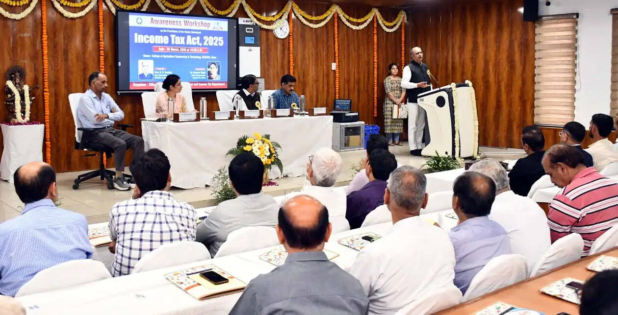 हिसार : आयकर किसी भी देश की अर्थव्यवस्था के लिए बहुत महत्वपूर्ण : प्रो. बीआर कम्बोज