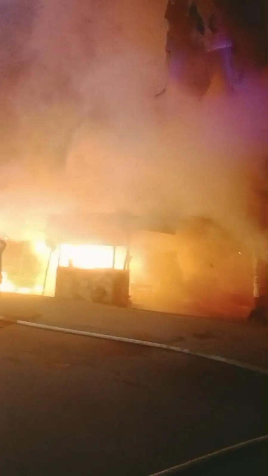 जौनपुर में आग से गुमटियां जलकर राख