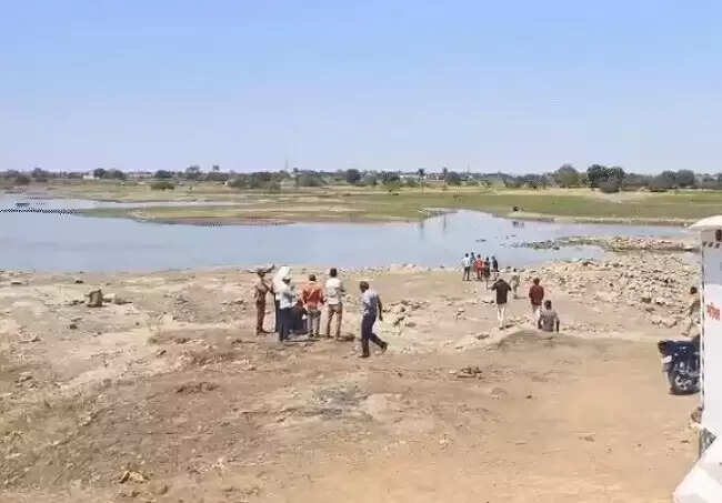 रतलामः ग्राम करमदी के मथुरी तालाब में मिले दो लोगों के शव, जांच में जुटी पुलिस