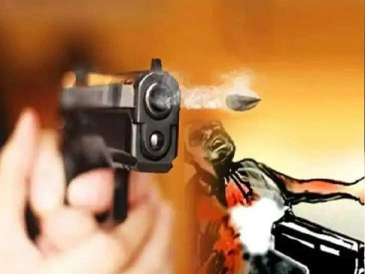 घर में घुसकर युवक ने युवती को मारी गोली, घायल